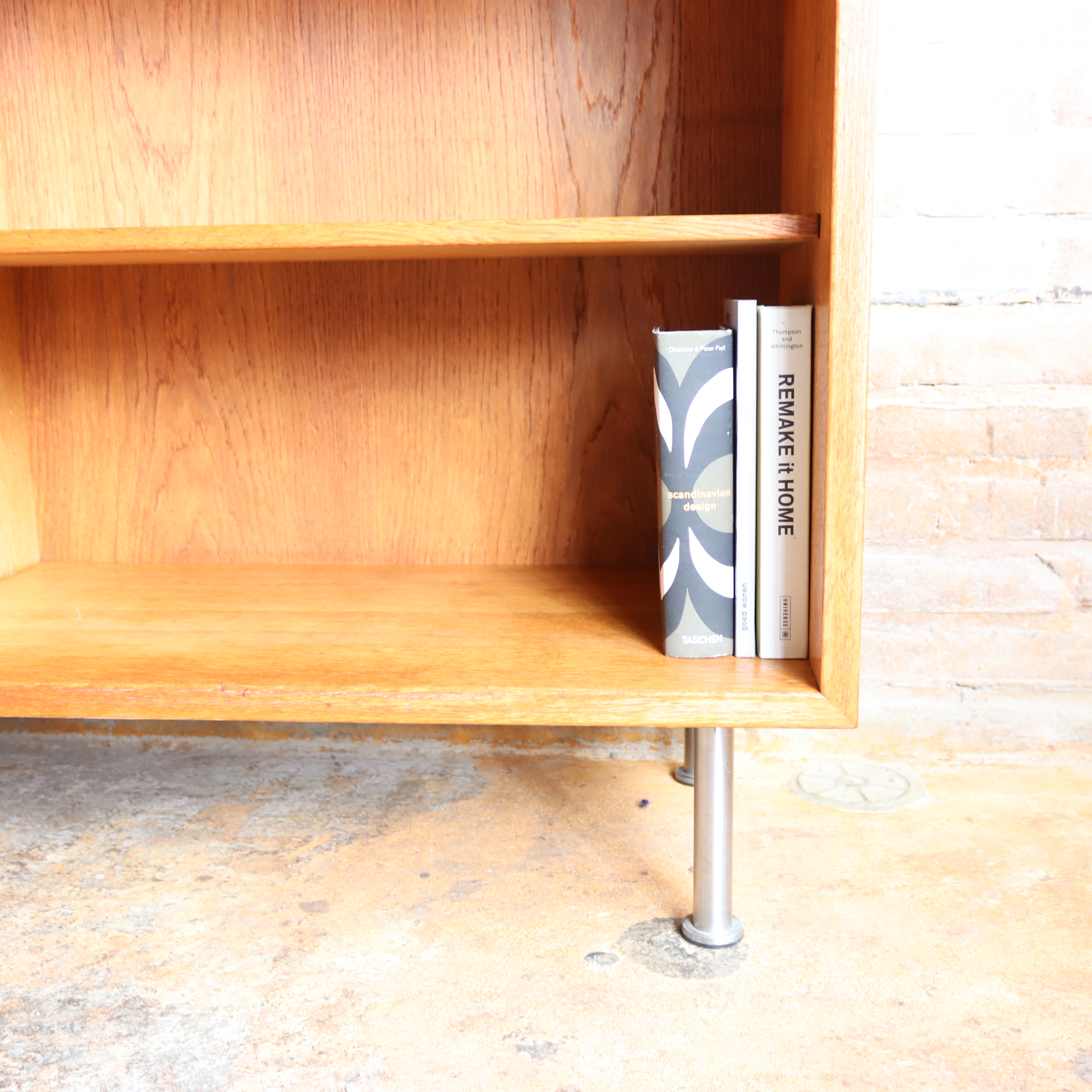 Vintage lage boekenkast Borge Mogensen dressoir rvs hout