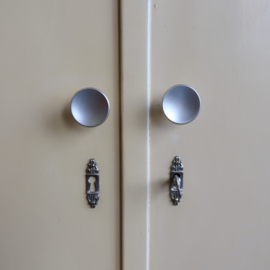 Vintage kledingkast licht geel babykamer