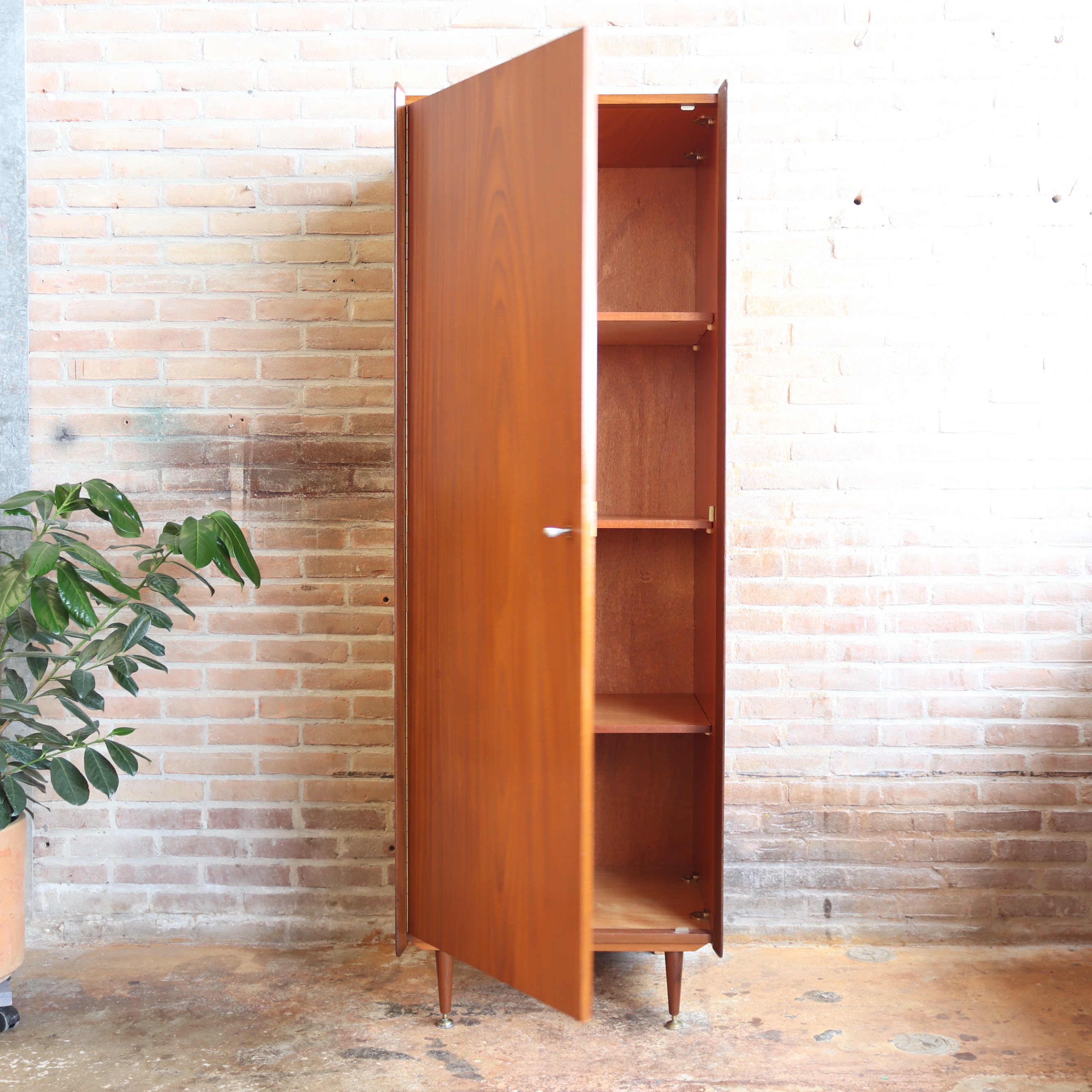 Vintage kledingkast jaren 70 leg planken smal teak design