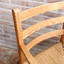 Vintage licht houten stoel armleuning touw