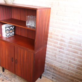Vintage boekenkast dicht en open