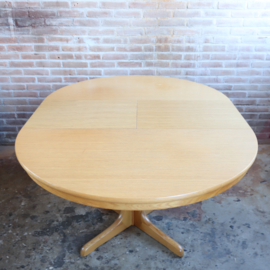 Vintage eettafel rond uitschuifbaar ovaal kruispoot