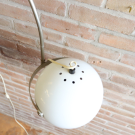 Vintage booglamp metaal wit bol jaren 60 70