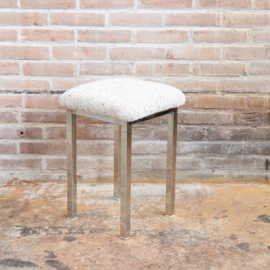 Vintage chroom kruk met wol bekleding wit beige