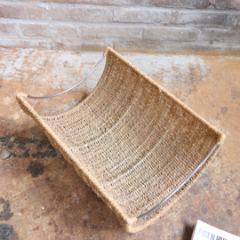 Vintage rotan lectuurmand met metalen handvaten