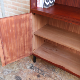 Vintage boekenkast dicht en open