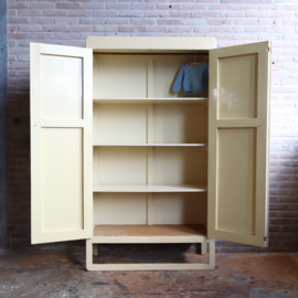 Vintage kledingkast licht geel babykamer