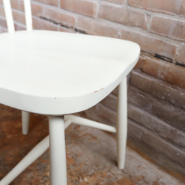 Scandinavische spijlenstoel wit