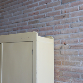 Vintage kledingkast licht geel babykamer