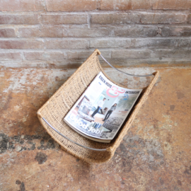 Vintage rotan lectuurmand met metalen handvaten