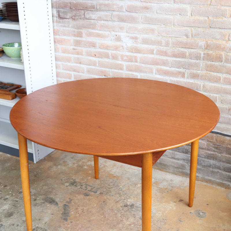 Vintage ronde tafel jaren 60 | tafel & bureau Meutt & - webshop voor vintage interieur producten