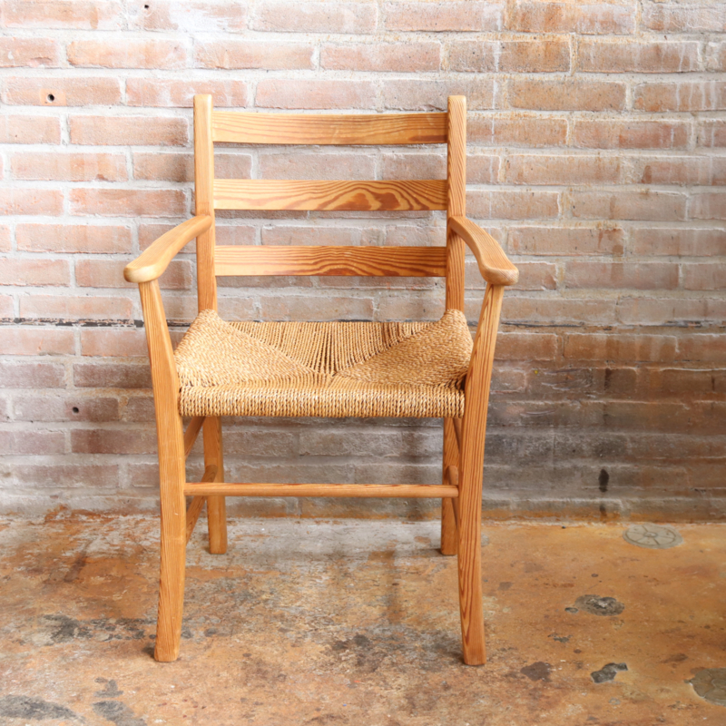 Vintage licht houten stoel armleuning touw