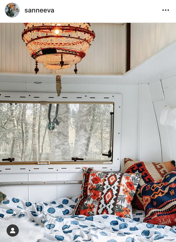 Leuke vintage caravan met lamp van meutt