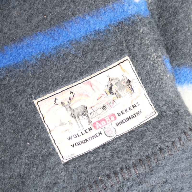 Proficiat Krankzinnigheid personeelszaken Vintage wollen deken blauw Aabe | vloerkleden & kussens | Meutt vintage &  interior - webshop voor vintage interieur producten