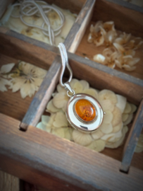 Vintage medaillon met Amber steen