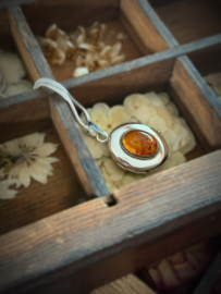 Vintage medaillon met Amber steen
