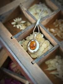 Vintage medaillon met Amber steen