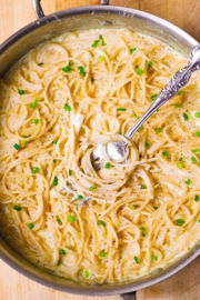 Romige spaghetti met zelfgemaakte kazen -knoflook witte roomsaus .
