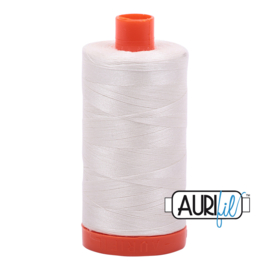 Aurifil Quiltgaren- MAKO NE 50/2 - 1300 meter - Kleur: 6722 - Sea Biscuit Off White