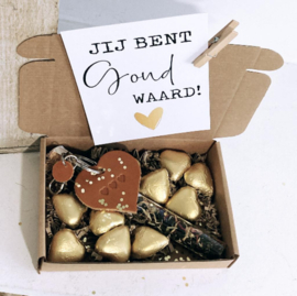 Brievenbus cadeau Jij bent goud waard | Sleutelhanger + thee en chocolade