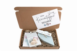 Cadeau voor de kraamzorg | Pakketje kraamtopper geur roze/blauw