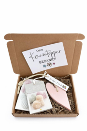 Cadeau voor de kraamzorg | Pakketje kraamtopper geur roze/blauw