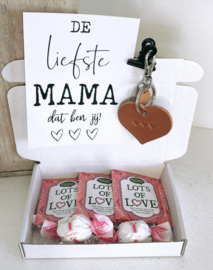 Brievenbuscadeau mama | Doosje lekkers + sleutelhanger