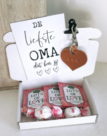 Brievenbuscadeau oma | Doosje lekkers + sleutelhanger