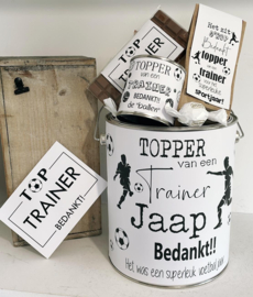 Cadeau voetbal trainer bedankje | Blik gepersonaliseerd gevuld met lekkers