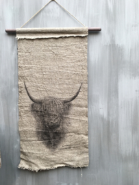 Linnen Wanddoek aan stok met hooglander print doek maat 45x95