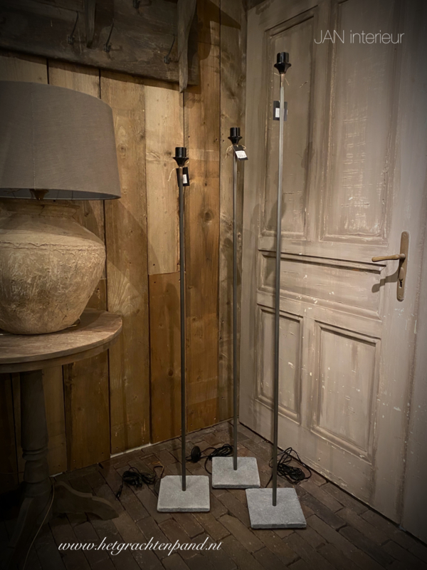 Staande ronde met stenen voet 150 cm (zonder kap) | JAN staande lampen (vloerlamp, leeslamp en tafellamp) | Het Grachtenpand CULEMBORG