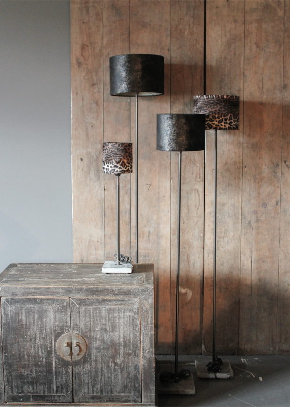 Integraal Goodwill Deter Tafel lamp ronde buis met stenen voet 50 cm (zonder kap) | Aura Peeperkorn  LAMPEN | Het Grachtenpand CULEMBORG