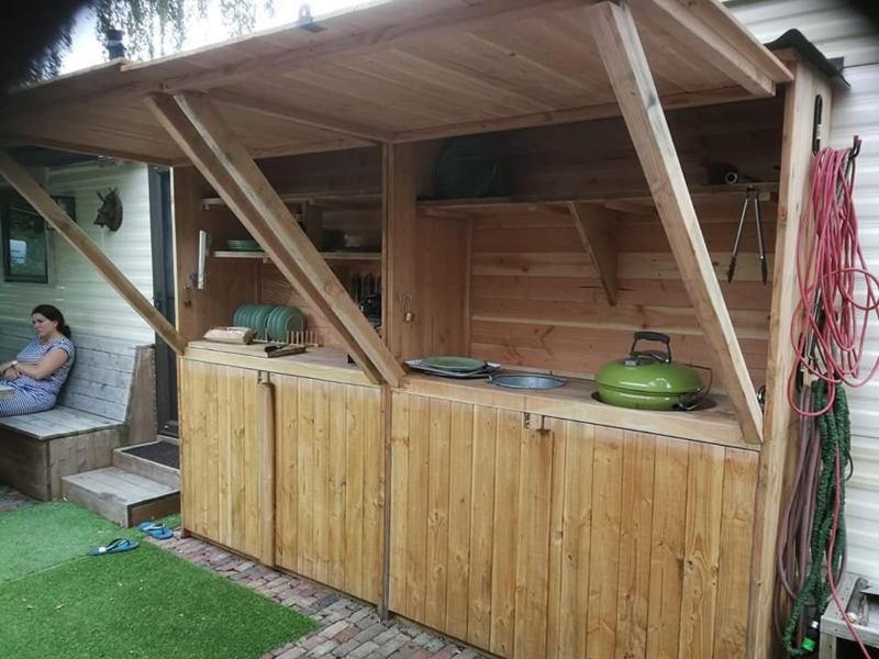 Buitenkeuken van douglas hout Tuinhuizen en maatwerk projecten