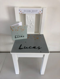 Stoeltje met babykaart voor Lucas