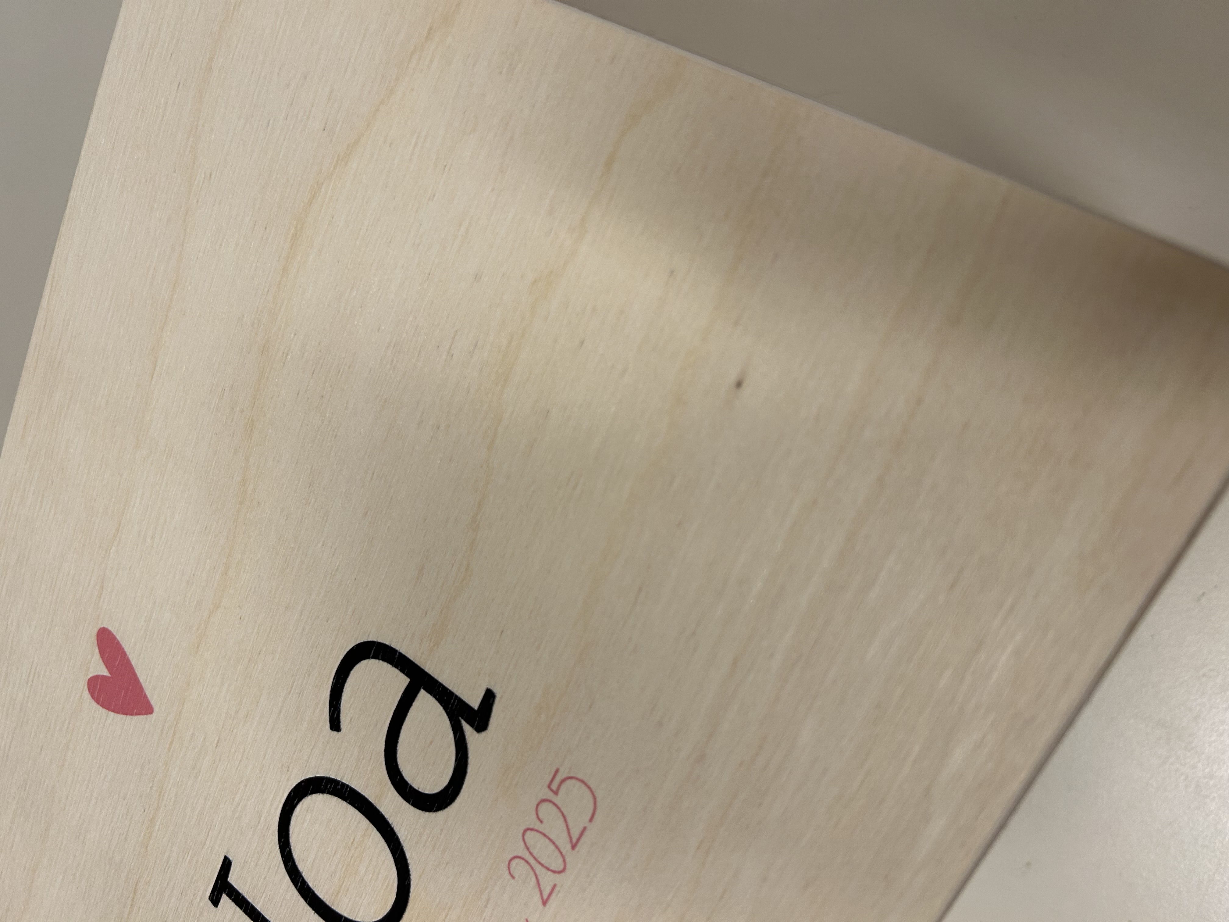 Houten herinneringsdoos Hartje met houten achtergrond