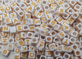 Letter kraal, kunststof, wit met geel.  6 bij 6, 200 stuks