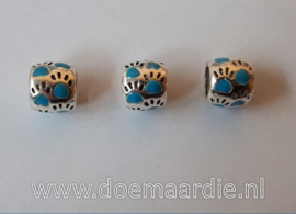 Pootjes, gekleurd, ronde vorm. Licht blauw , gat 5,8 mm