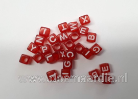 Letterkraal, kunststof, rood met witte letters. 6 bij 6mm  200 stuks