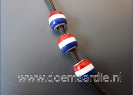 Groot gat met vlag. Nederlands, Frans etc, gat 5 mm