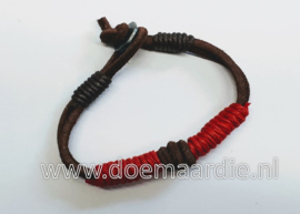 leer met hennep armband, rood.