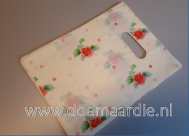 Plastic cadeau tasje, roos. 20 bij 15 per 50.