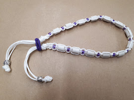 Tekenhalsband wit met paarse kraaltjes, 39 cm