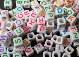 Letterkraal, kunststof, 6 bij 6, wit met mix kleur letters.  200 stuks