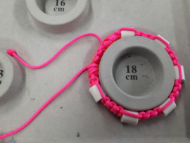 Keramiek armbandje met schuifknoopje. neon roze, 18-21 cm