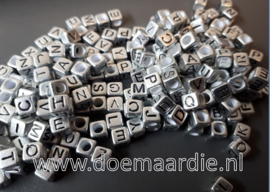 Letterkraal, kunststof, zilver met zwarte letters 6 bij 6