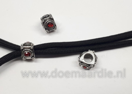 Kraal, zilverkleurig met rode strass steentjes, gat 5 mm