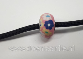 Polymeer kraal met bloemen, roze, gat 5 mm