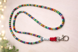 Keycord van paracord en heel veel kraaltjes en de tekst love