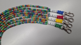Keycord van paracord en heel veel kraaltjes en de tekst love