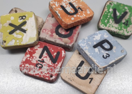 Houten scrabble sleutelhanger, diverse letters en kleuren
